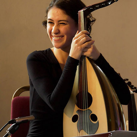 Mujer Oud Player