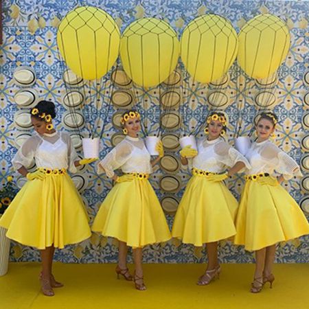 Riviera-Themed Ambient Dancers