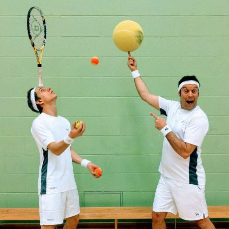 Duo sportif comique en déambulation