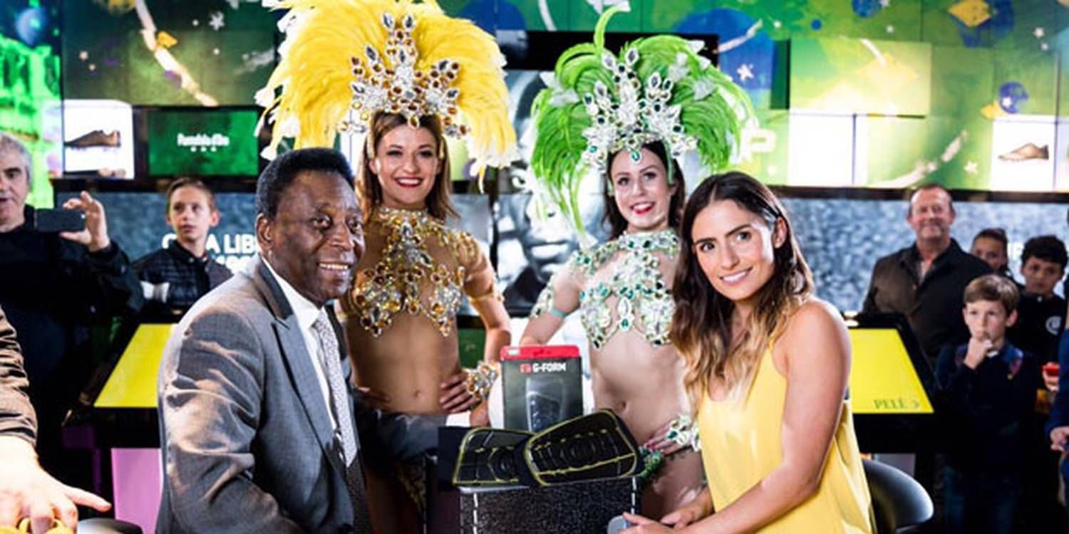 Brazilian Showgirls Mix With Football Superstar Pelé In London