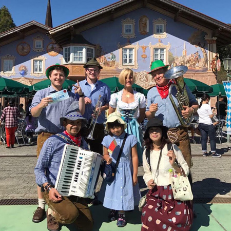 Bande folklorique bavaroise et groupe de fête