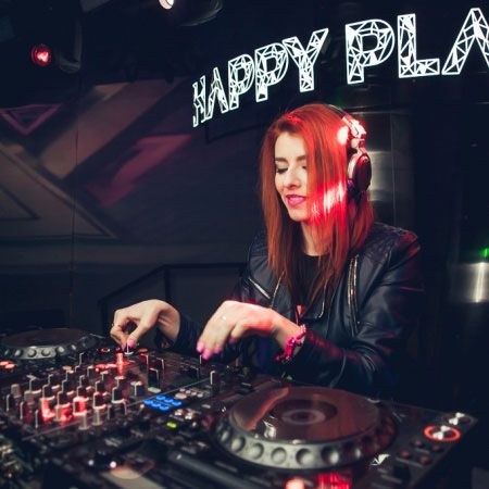 DJ de eventos femenina en Abu Dhabi