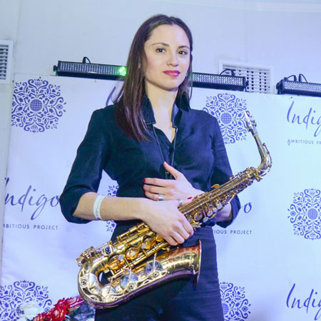 Joueuse de saxophone féminine