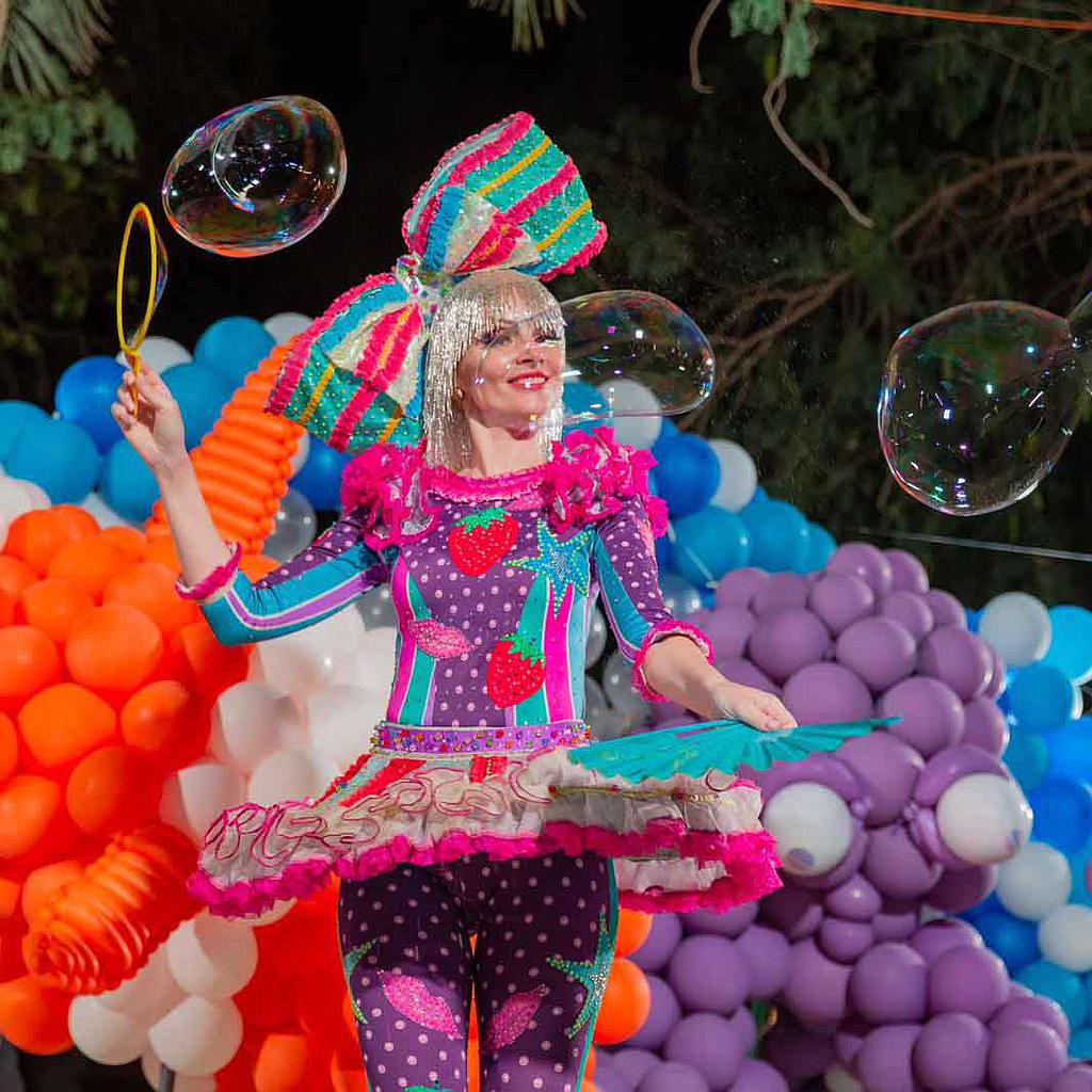 Female Bubble Artist