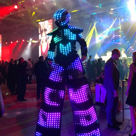 Robot caminante con zancos LED