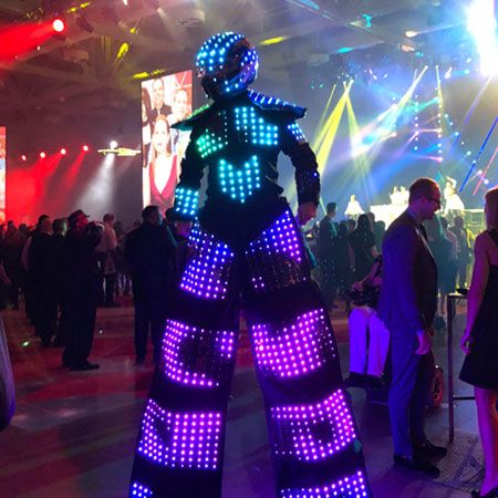 Robot camminatore su trampoli a LED