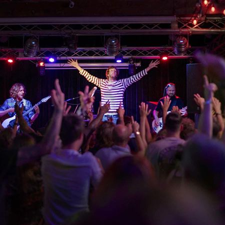 Band di cover pop e rock del Regno Unito