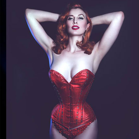 Bombshell di burlesque dai capelli rossi