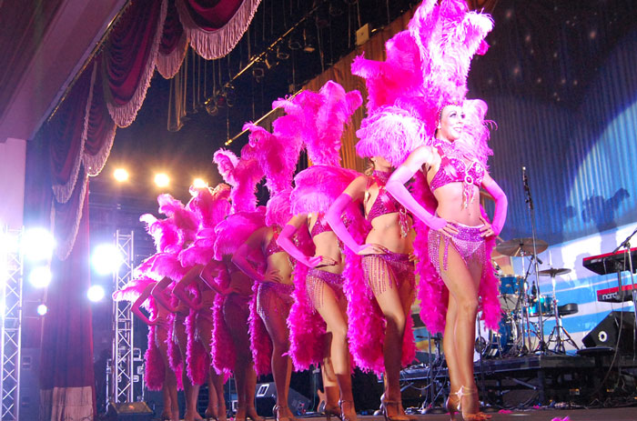 Falda de plumas negras para bailar fiesta de showgirl. -  España