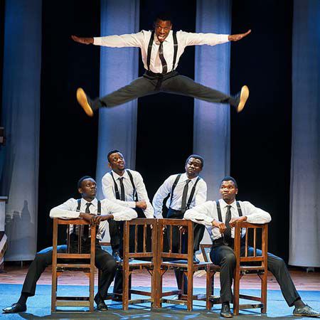 Spectacle d'acrobaties sur le thème des Blues Brothers