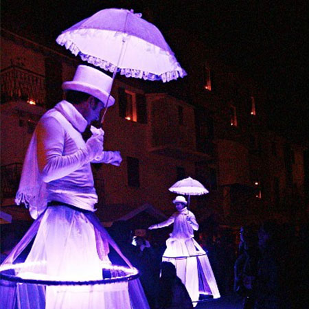 Caminantes de zancos iluminados Italia