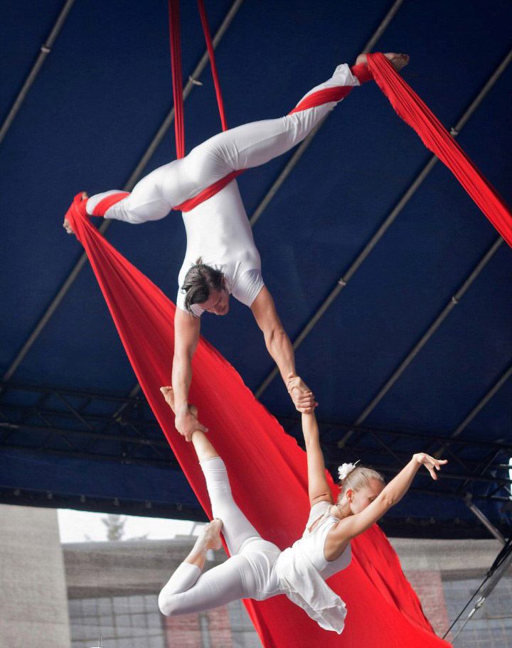 Acrobatic Aerial Performers Aerial Silk Acrobatics Aerial Acrobatic