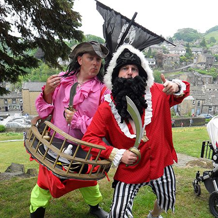 <div>Commedia <span lang="it">Walkabout</span> Duo dei Pirati</div>