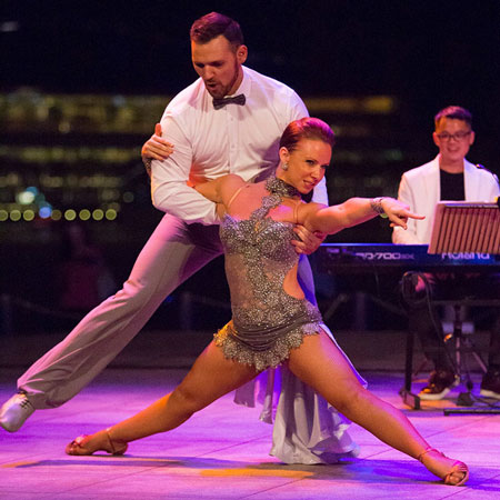 Groupe de musique latine et danseurs