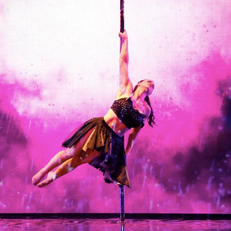 Danseuse de pole dance en projection mapping