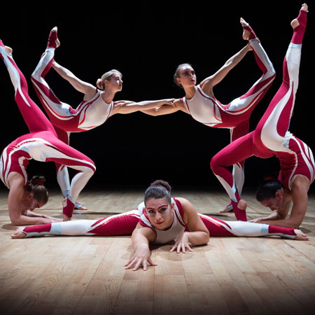 Tutte le ragazze della troupe acrobatica