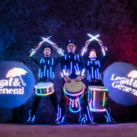 Acto de percusión con traje de luces LED