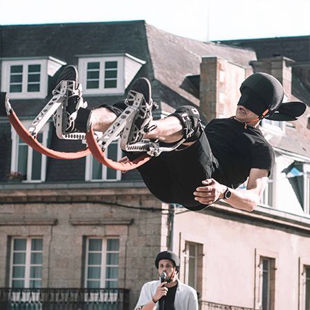 Spectacles acrobatiques sur échasses