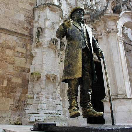 Estatua Viviente y Levitacionista