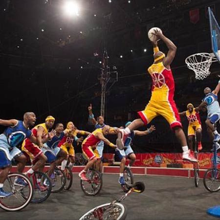 Tropa de Baloncesto en Monociclo