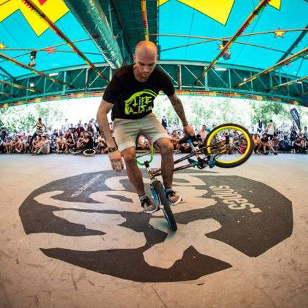 Artista professionista di acrobazie BMX