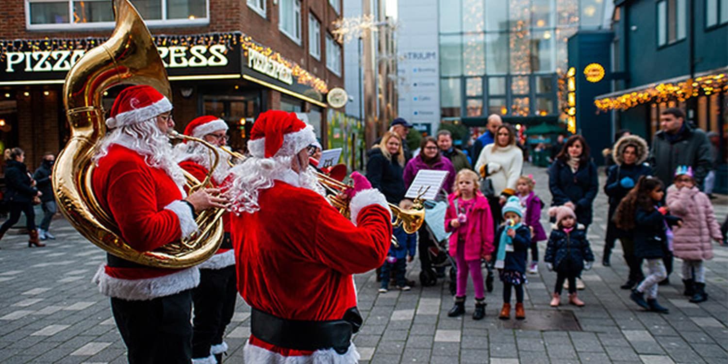 Walkabout Christmas Act Spread The Festive Spirit At Camberley (Surrey)