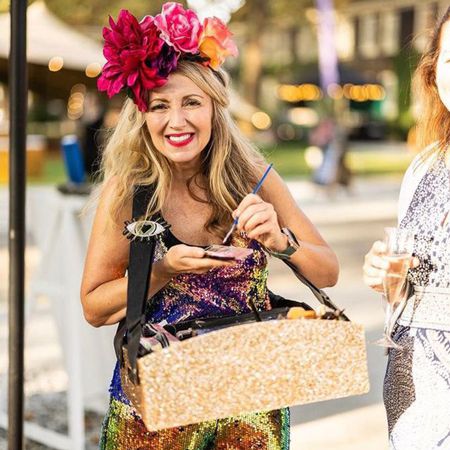 Glitzernde Einlassdamen