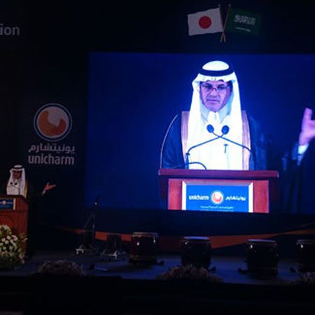 Saudi Moderator und Dolmetscher