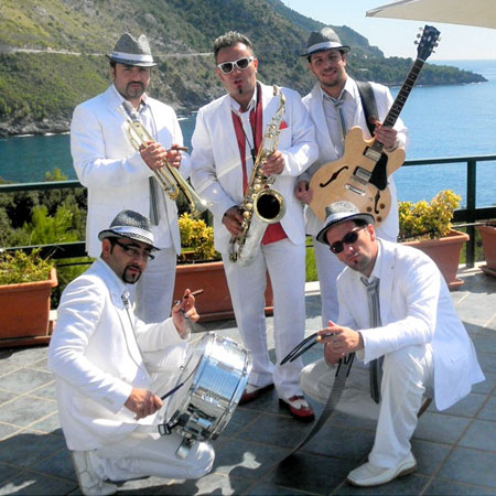 Banda de fiesta de swing retro en Italia