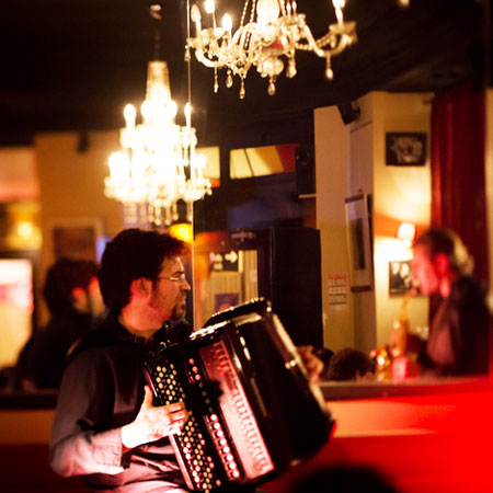 Suonatore di fisarmonica a Parigi