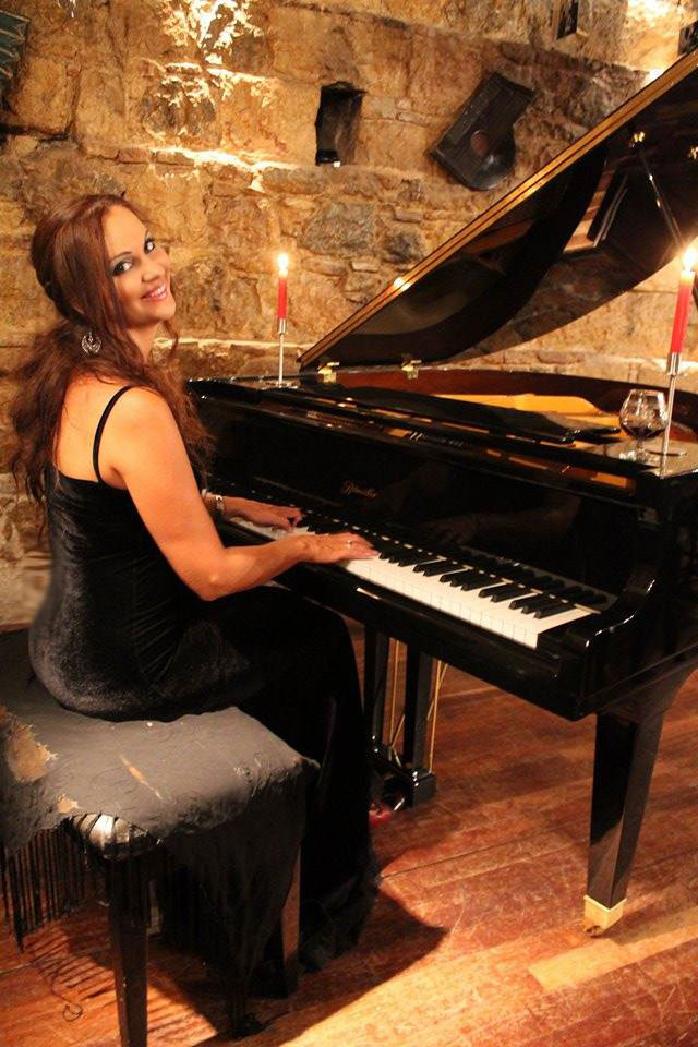 Book Jazz Pianist- Hire Female Singer | Scarlett Entertainment