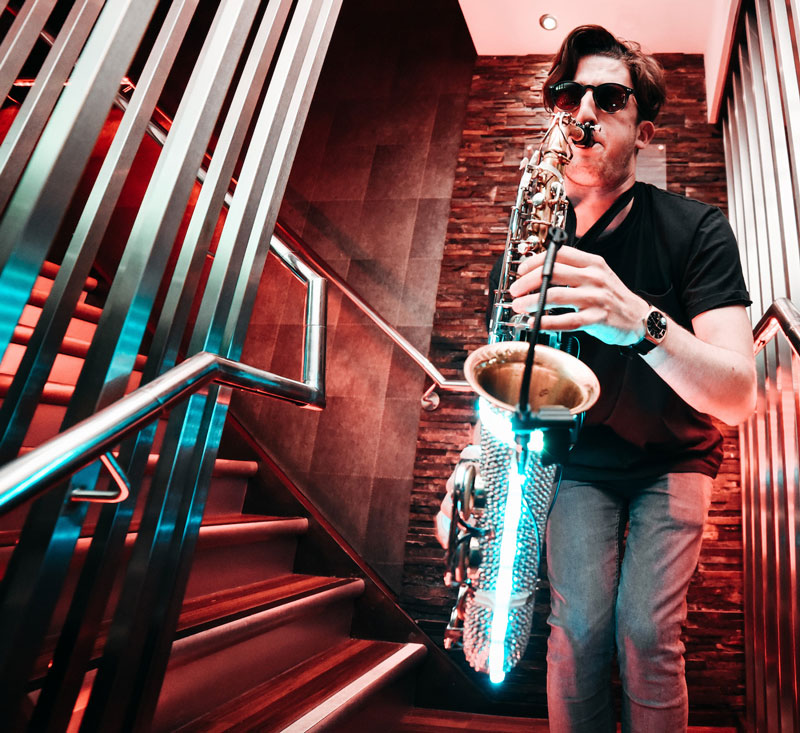Wandernder LED-Saxophonspieler
