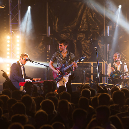 Pianiste Moderne Avec Groupe Live