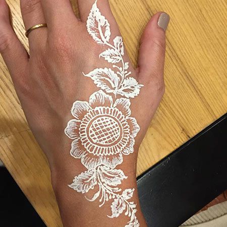 Artista de henna en Emiratos Árabes Unidos