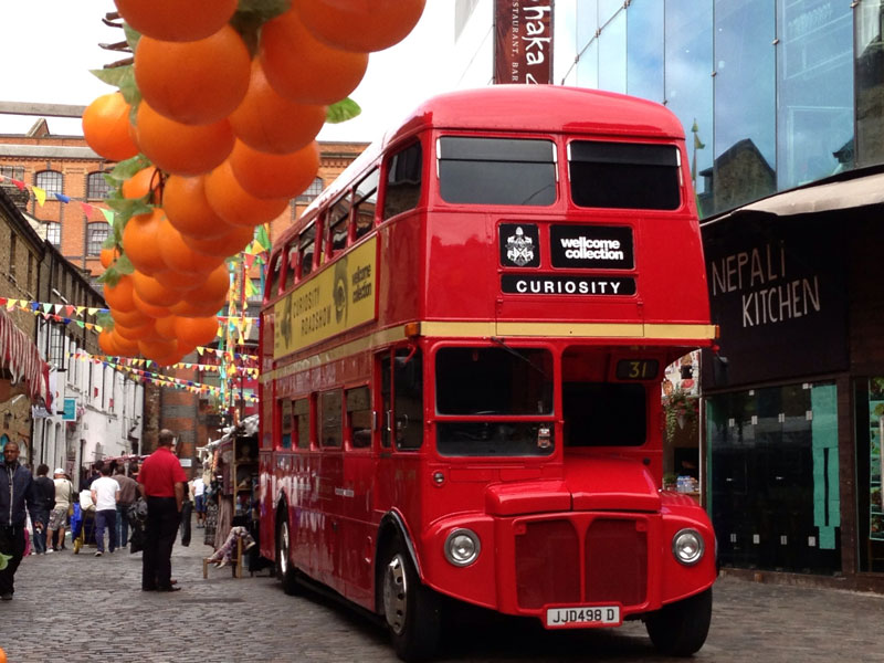 Big Red Party Bus - Réservez un bus événementiel | Scarlett Entertainment