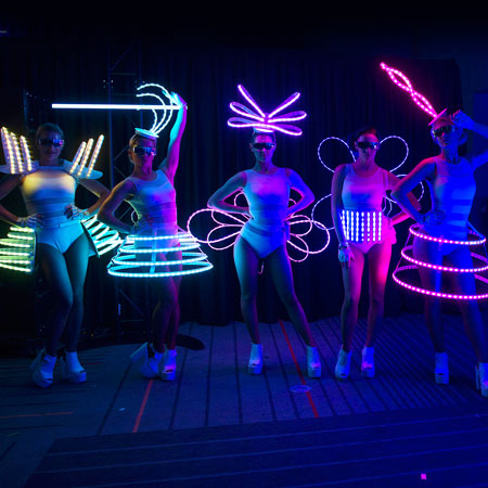 Bailarines con trajes de LED