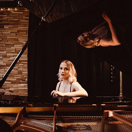 Pianist Nicole