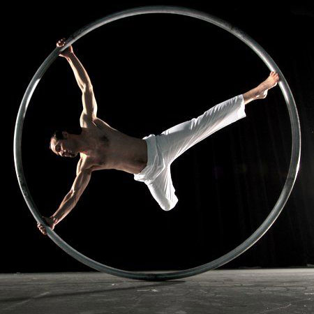 Zirkusnummer mit Cyr Wheel