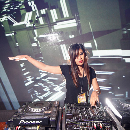 Weibliche DJ Indien