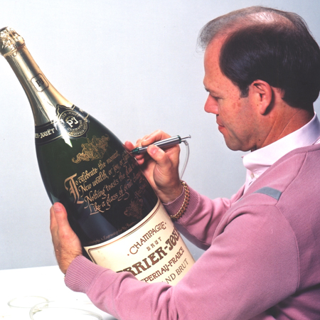 Extraordinary Bottle Engraver