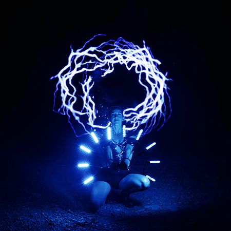 Ballerina con i LED ad Ibiza