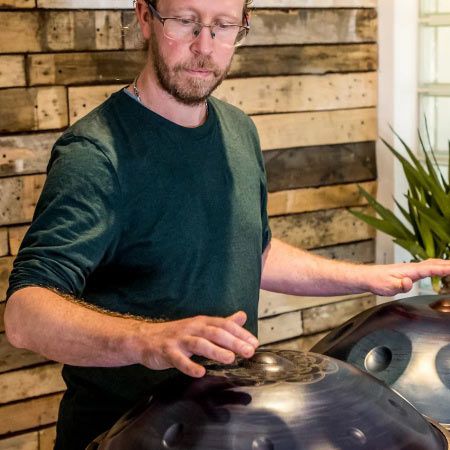 Suonatore di handpan nel Devon