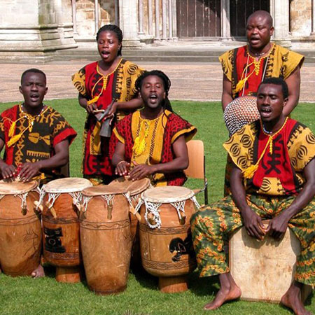 Tocadores ghaneses de tambores