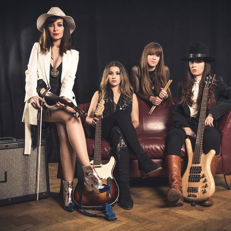 Tutte le donne della band a tema country