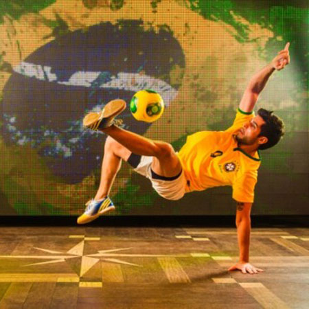 Spettacolo di calcio con tamburi Batucada