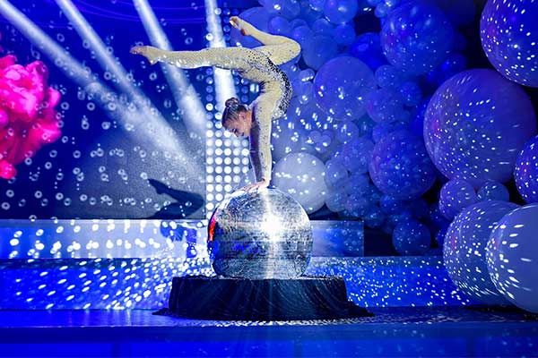 Une Boule Disco De Fête Dans Le Calme, Ses Facettes En Miroir