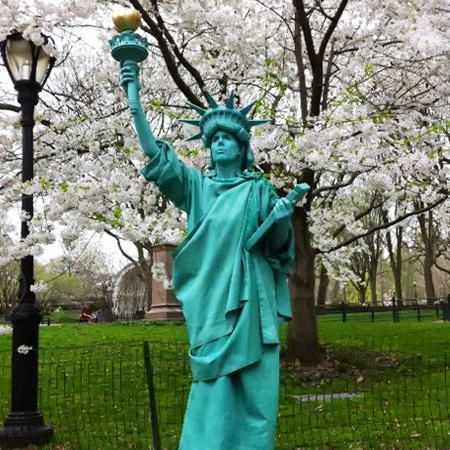 Statue Viventi New York