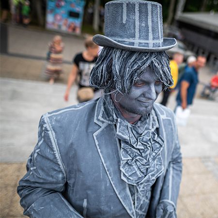 Bumbling Comedy Living Statue