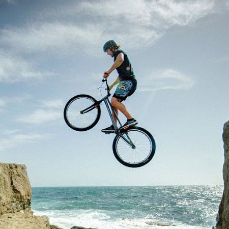 Cycliste acrobatique en freestyle