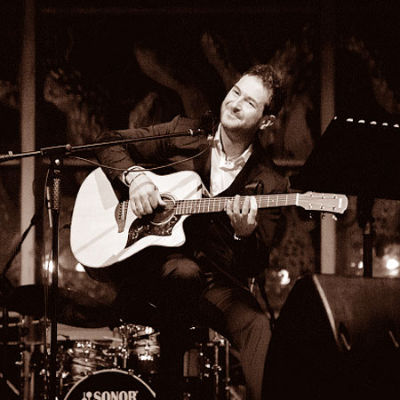 Lorenzo, Cantante
